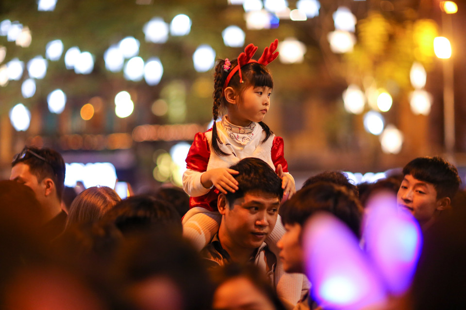 Đây cũng là dịp để gia đình dẫn các em nhỏ đi chơi và thưởng thức một trong những ngày lễ đáng nhớ nhất trong năm. (Ảnh: Minh Sơn/Vietnam+)