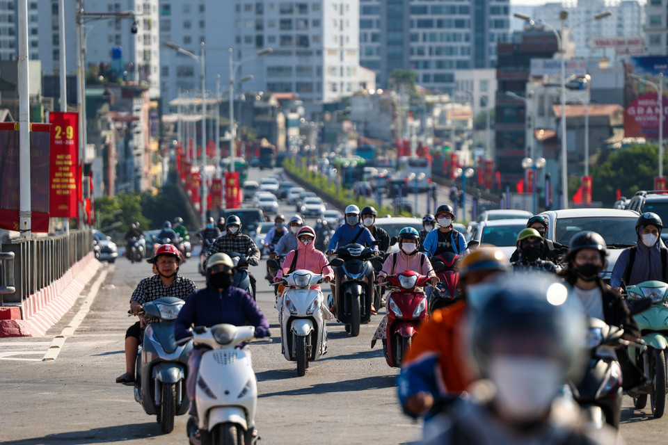 Khu vực cầu Vĩnh Tuy 2 mới được thông xe nên không xảy ra hiện tượng ùn tắc. Tuy nhiên ghi nhận thời điểm 17 giờ phía đầu nút giao Cổ Linh đã xảy ra hiện tượng tắc đường. (Ảnh: PV/Vietnam+)