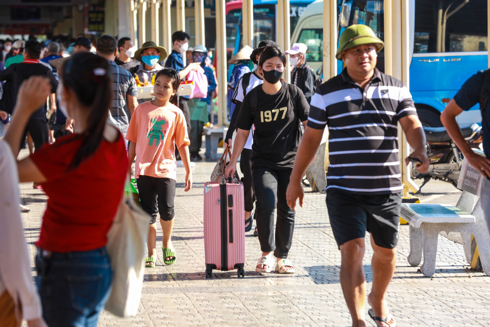 Khu vực bến xe Giáp Bát thời điểm 15 giờ chiều đã rất đông người dân đến bến xe từ sớm để về quê. (Ảnh: PV/Vietnam+)