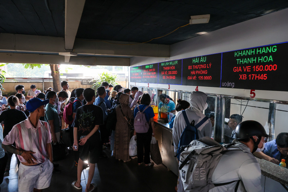 Tại các quầy bán vé về các tỉnh Thanh Hóa, Nghệ An, Hà Tĩnh tại bến xe Nước Ngầm tập trung đông hành khách nhất. (Ảnh: PV/Vietnam+)