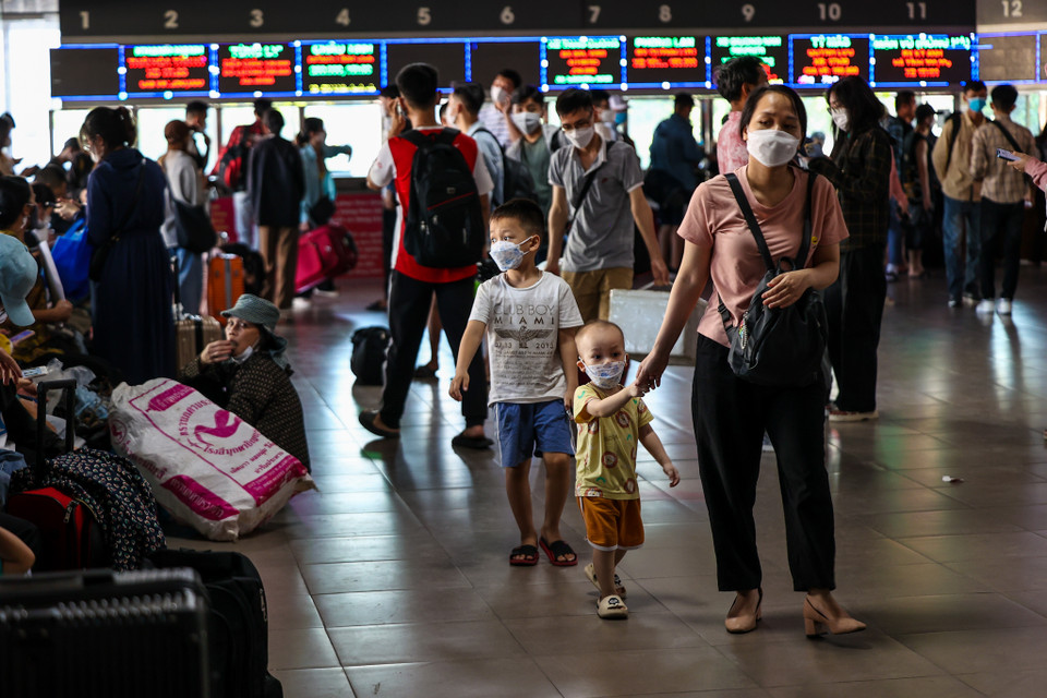 Nhiều người cho biết năm nay việc đón xe về quê đã thuận tiện hơn rất nhiều. (Ảnh: PV/Vietnam+)