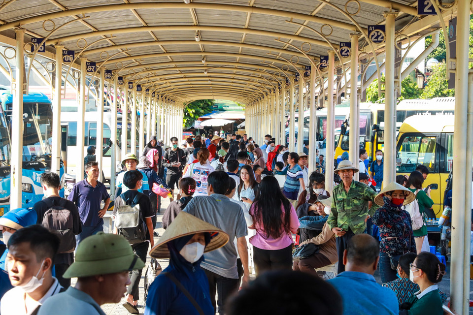 Chiều ngày 31/8, tại các bến xe lớn trên địa bàn Hà Nội như: Giáp Bát, Mỹ Đình, Nước Ngầm và Yên Nghĩa, từ đầu giờ chiều, người dân bắt đầu đổ về. (Ảnh: PV/Vietnam+)