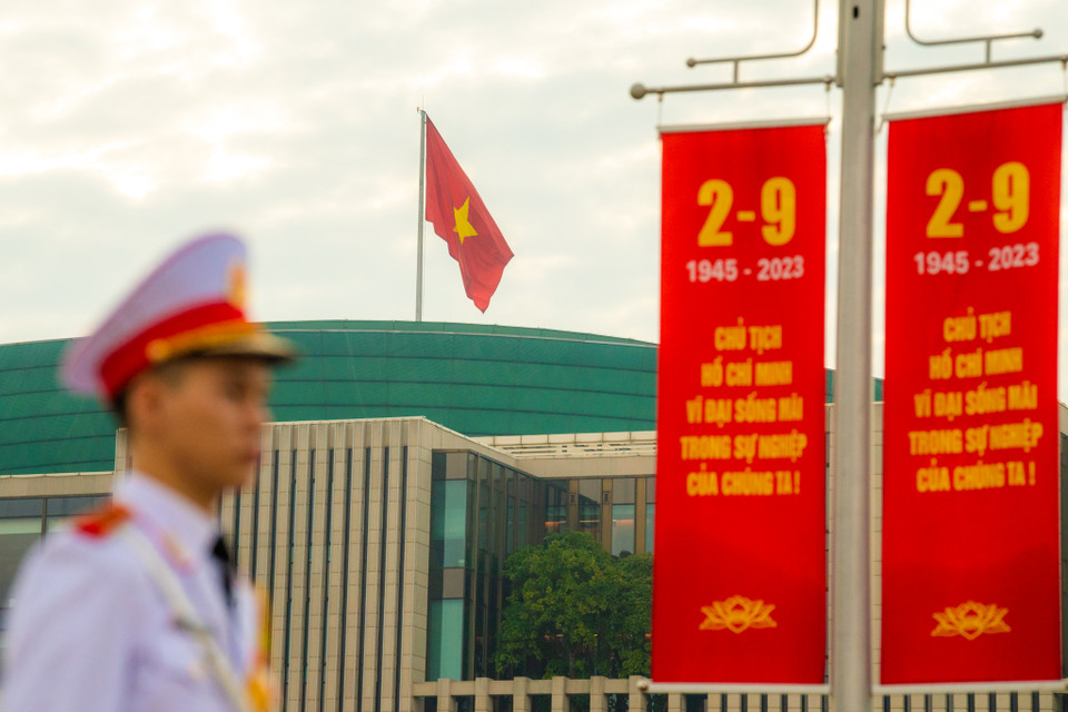 Khu vực Quảng trường Ba Đình, Lăng Chủ tịch Hồ Chí Minh, cờ hoa được treo xung quanh tạo không khí chào mừng ngày lễ lớn của dân tộc. (Ảnh: Minh Sơn/Vietnam+)