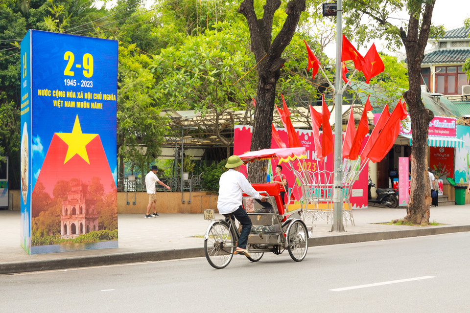 Nhiều tuyến phố như: Hoàng Diệu, Hùng Vương, Đinh Tiên Hoàng, Thanh Niên, Điện Biên Phủ... đều rực rỡ sắc đỏ. (Ảnh: Minh Sơn/Vietnam+)
