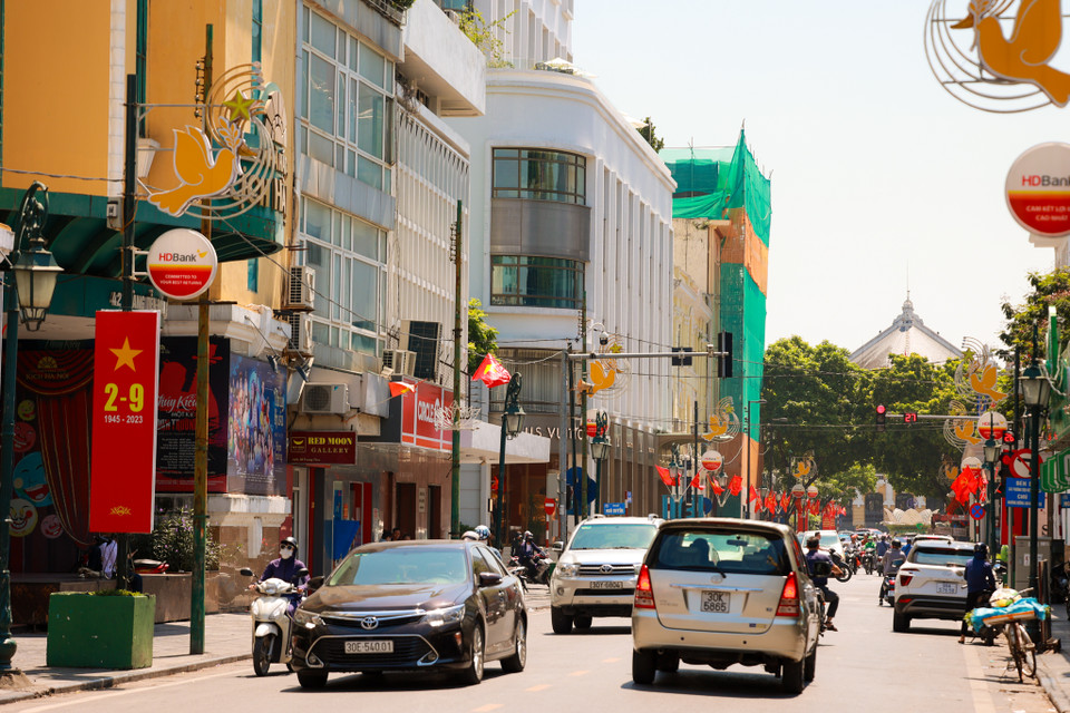 Nhân dịp kỷ niệm 78 năm Quốc khánh 2/9, Hà Nội như được "khoác" thêm "chiếc áo mới" với tông màu đỏ vàng rực rỡ. (Ảnh: Minh Sơn/Vietnam+)