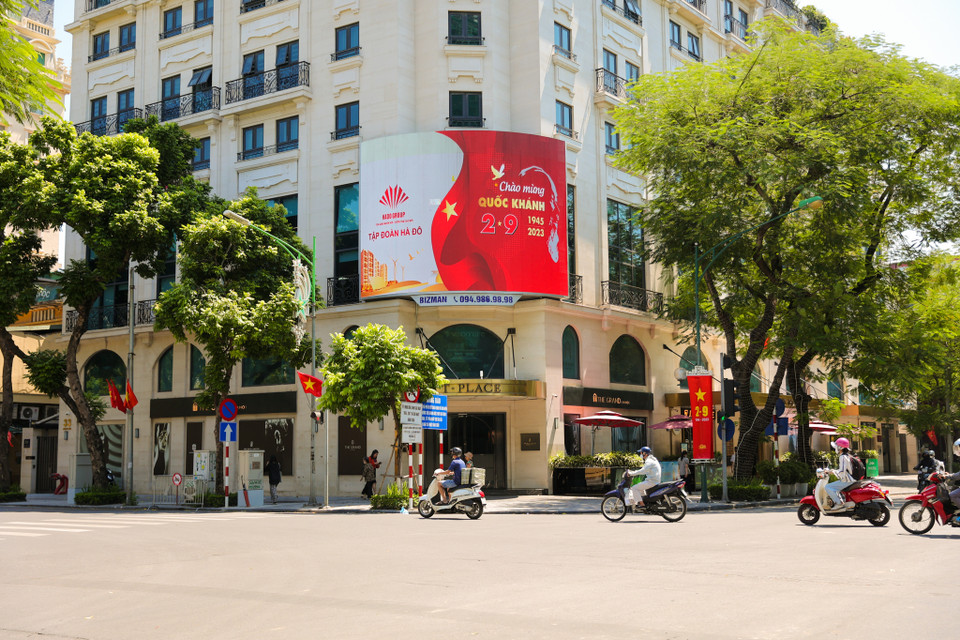 Nhiều bảng quảng cáo lớn đặt tại các ngã tư lớn của Thủ đô cũng hiện lên khẩu hiệu mừng ngày lễ lớn của dân tộc. (Ảnh: Minh Sơn/Vietnam+)