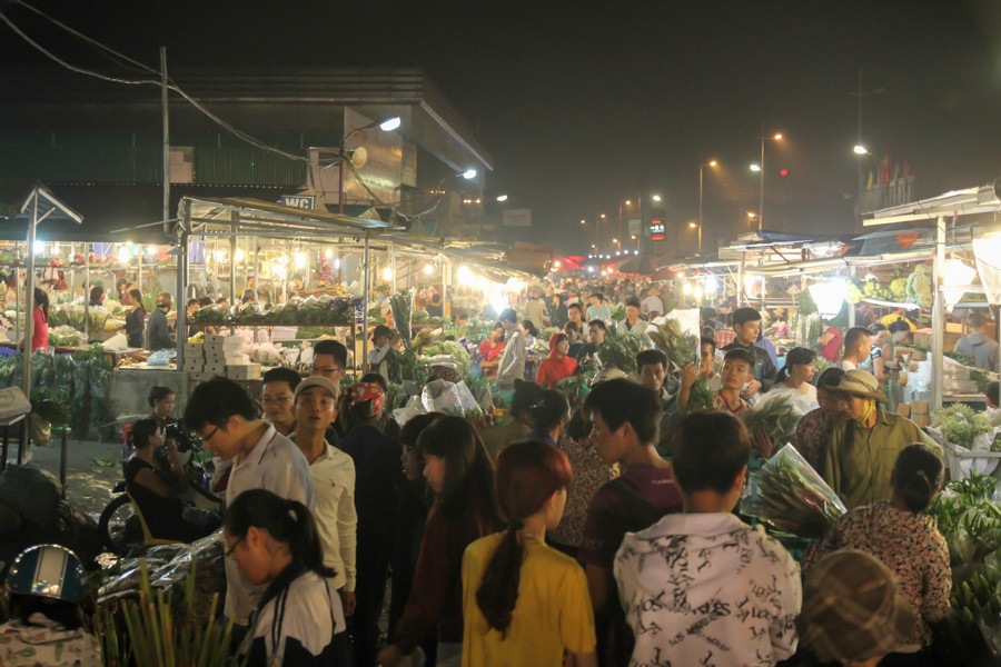 Mới 2 giờ sáng nhưng chợ hoa đêm Quảng Bá (Hà Nội) đã tấp nập người mua kẻ bán. (Ảnh Minh Sơn/Vietnam+)