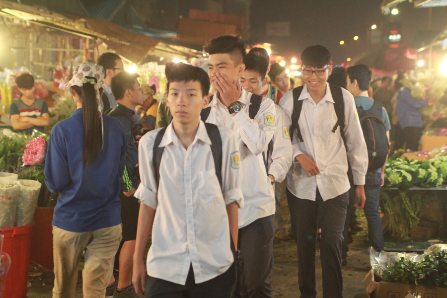 Các nam sinh trường Trung học phổ thông Đống Đa (Hà Nội) đã dậy từ rất sớm đi chợ hoa để làm quà 20/10 cho các bạn nữ cùng lớp. (Ảnh Minh Sơn/Vietnam+)