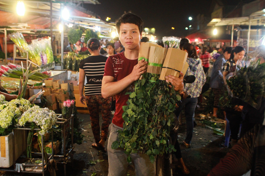 Nhiều người chưa có kinh nghiệm chọn lựa hay mặc cả nên bị các chủ hàng hoa ở đây “chém đẹp”. (Ảnh Minh Sơn/Vietnam+)