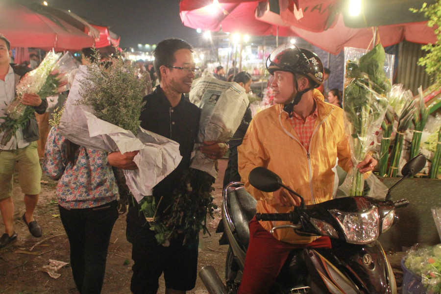  Vì muốn gây bất ngờ cho người phụ nữ mình yêu quý nên nhiều chàng trai đã bí mật đi với nhau. (Ảnh Minh Sơn/Vietnam+)