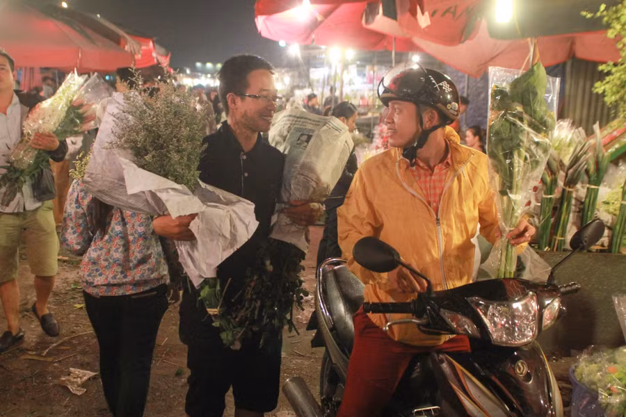  Vì muốn gây bất ngờ cho người phụ nữ mình yêu quý nên nhiều chàng trai đã bí mật đi với nhau. (Ảnh Minh Sơn/Vietnam+)