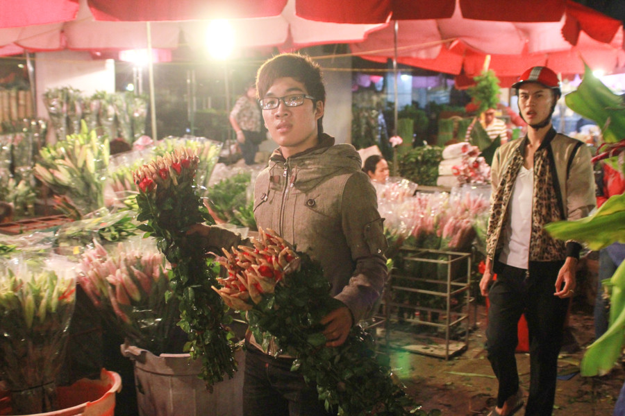  Không ít người đã chọn được những bó hoa ưng ý dành tặng cho phái đẹp. (Ảnh Minh Sơn/Vietnam+)