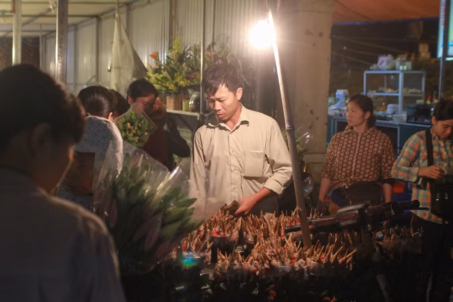  Các vị khách ở chợ phần lớn là những đấng mày râu. (Ảnh Minh Sơn/Vietnam+)