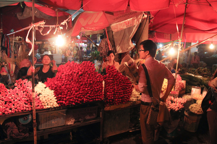 Tỉ mẩn chọn những bông hoa đẹp nhất. (Ảnh Minh Sơn/Vietnam+)