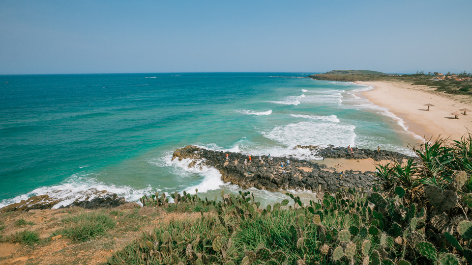 Nếu như bạn từng ngẩn ngơ trước vẻ đẹp của những phân cảnh trong phim “Tôi thấy hoa vàng trên cỏ xanh” của đạo diễn Victor Vũ, thì nhất định phải tìm đến Bãi Xép khi có dịp đến với Phú Yên. (Ảnh: Minh Sơn/Vietnam+)