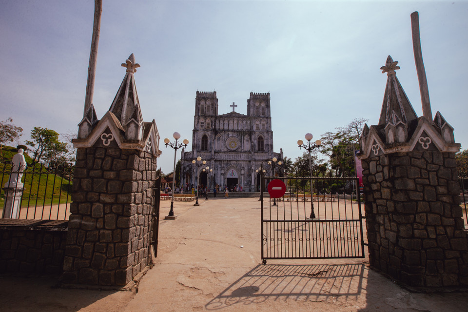 Nằm cách thành phố Tuy Hòa 35km về phía Bắc, Mằng Lăng là một trong những nhà thờ cổ nhất ở Việt Nam. (Ảnh: Minh Sơn/Vietnam+)