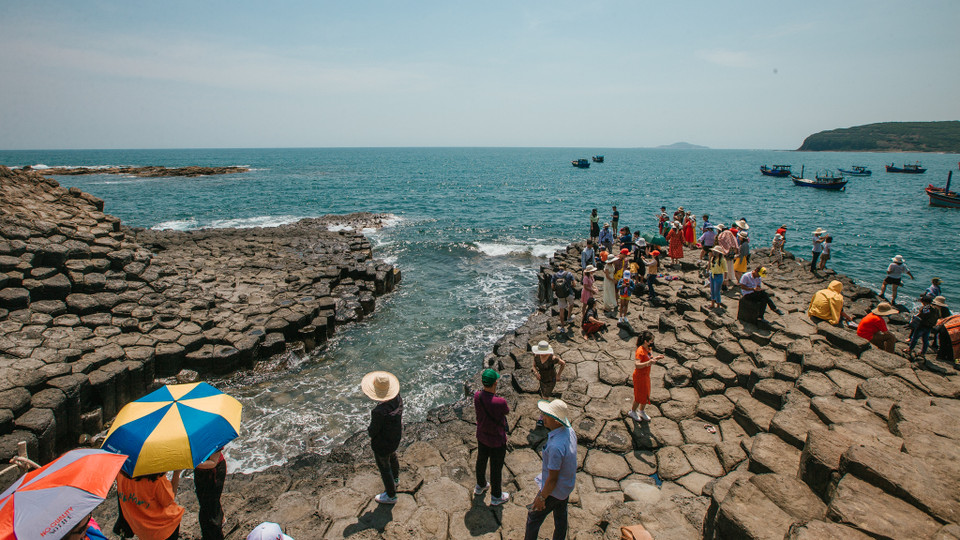 Tên gọi Gành Đá Đĩa xuất phát từ hình dạng của những khối đá, khi nhìn từ xa, nơi đây tựa như một tổ ong khổng lồ với những trụ đá xếp ngay ngắn lên nhau và hướng ra biển. (Ảnh: Minh Sơn/Vietnam+)