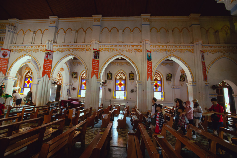 Không lúc nào nhà thờ này vắng các đoàn khách du lịch đến đây để chụp ảnh cũng như khám phá một điểm du lịch độc đáo nơi đây. (Ảnh: Minh Sơn/Vietnam+)