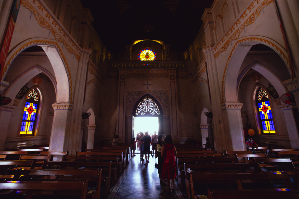 Nếu được may mắn chứng kiến cảnh kéo dây chuông, khách du lịch sẽ thấy cả không gian nhà thờ rộn rã. (Ảnh: Minh Sơn/Vietnam+)