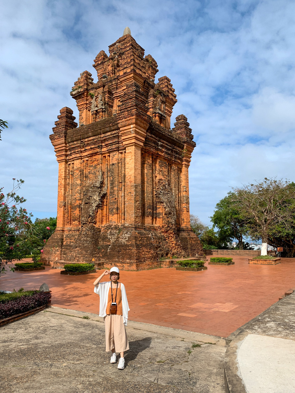 Tọa lạc trên đỉnh núi Nhạn, tháp Nhạn hay còn gọi là Bảo Tháp, là tháp Chăm đầu tiên được thắp sáng hằng đêm ở Việt Nam. Đây cũng là một trong những điểm du lịch phải đến khi khám phá Phú Yên. (Ảnh: Minh Sơn/Vietnam+)