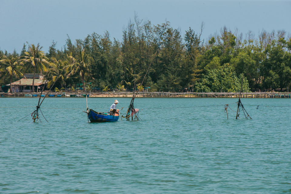 Đầm Ô Loan rộng khoảng 1200ha, đứng từ đèo Quán Cau nhìn xuống trông tựa như một con phượng đang xòe cánh vô cùng lộng lẫy. (Ảnh: Minh Sơn/Vietnam+)