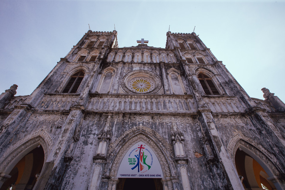 Mặt chính của nhà thờ có kiến trúc ấn tượng, hai lầu chuông ở phía hai bên. (Ảnh: Minh Sơn/Vietnam+)