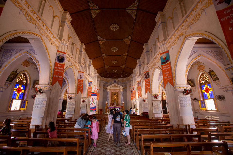 Tổng thế kiến trúc cổ kính cùng với bề dày lịch sử của nhà thờ Mằng Lăng xứng đáng để du khách đưa địa điểm này vào kế hoạch du lịch Phú Yên của mình. (Ảnh: Minh Sơn/Vietnam+)