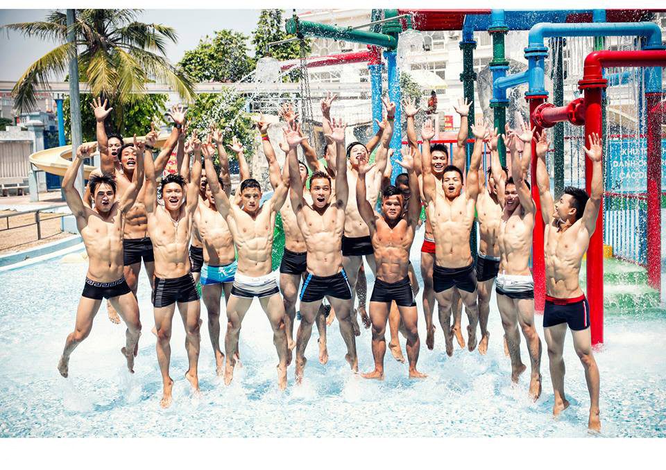 Ở phần thi đầu tiên, các thí sinh tạo hình khoe body cơ bắp cuồn cuộn dưới thác nước đổ với sự trầm trồ của các du khách có mặt tại công viên nước. (Ảnh: BTC)