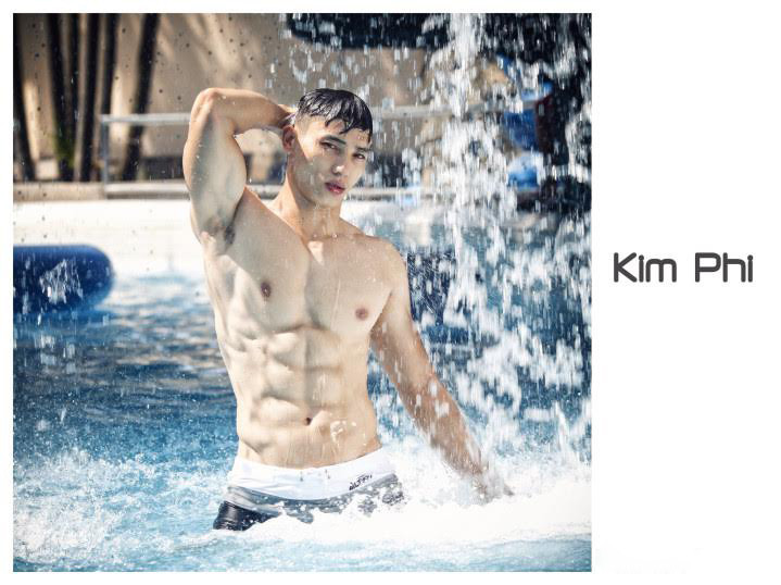 Thạch Kim Phi sinh năm 1983, anh cao 1m70, nặng 68kg. Là thí sinh anh cả, nhiều tuổi nhất cuộc thi nhưng là người có cơ thể cực săn chắc, 6 múi hoàn hảo và đặc biệt khỏe nhất ở phần thi thể lực. (Ảnh: BTC)