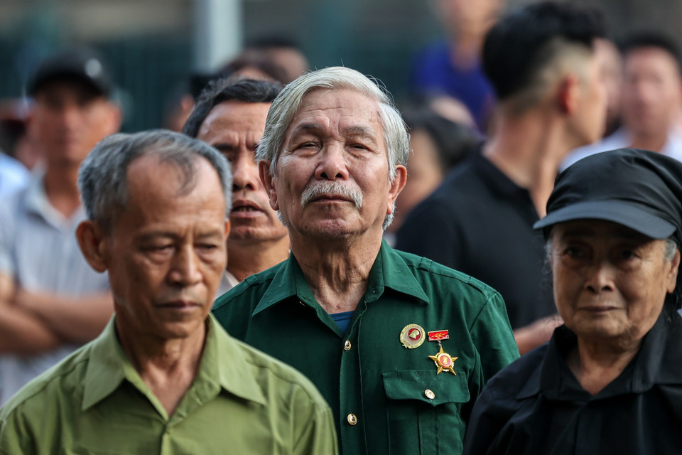 Theo thông báo từ lực lượng an ninh, người dân có nguyện vọng dự lễ viếng cần mang theo căn cước công dân gắn chip quét qua máy QR code hoặc đăng ký qua ứng dụng VNeID để làm thủ tục tại các chốt kiểm soát. Lực lượng an ninh lưu ý, người dân đến viếng cần có trang phục phù hợp, không mang theo túi xách, vòng hoa... (Ảnh: Minh Sơn/Vietnam+)