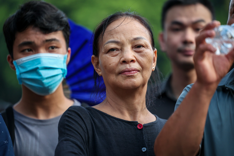 Cô Vũ Thị Thanh (Bạch Đằng, Hai Bà Trưng, Hà Nội) là một trong những người đầu tiên xếp hàng chờ viếng Tổng Bí thư. Cô Thanh cho biết mình xếp hàng đến 12 giờ đêm chưa đến lượt nên từ 2 giờ sáng đã có mặt tại Nhà tang lễ Quốc gia. (Ảnh: Minh Sơn/Vietnam+)