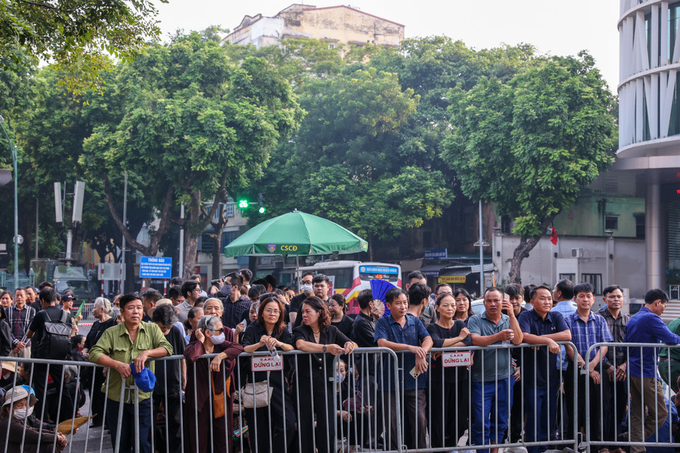 Trong ngày Quốc tang 26/7, từ rạng sáng đã có hàng dài người dân xếp hàng tại khu vực Nhà tang lễ Quốc gia Lê Thánh Tông (Hà Nội). (Ảnh: Minh Sơn/Vietnam+)