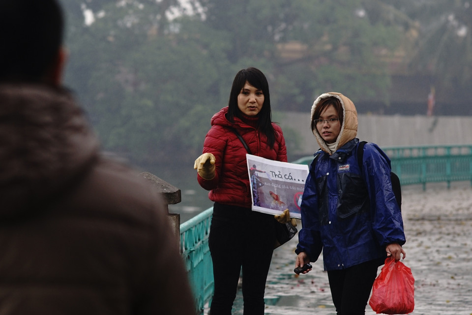 Thả cá chép tiễn Táo quân về trời mang ý nghĩa tốt đẹp. Cá sẽ ‘chở’ ông Táo về báo cáo Ngọc Hoàng mọi chuyện của một năm vừa qua đồng thời cầu chúc về một năm mới tốt lành, vạn sự như ý, mọi nhà được ấm no. (Ảnh: Thành Nguyễn-Hoàng Long/Vietnam+)