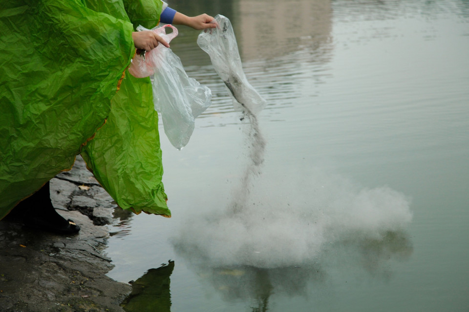 Một số người dân còn đem bát hương, tro của nhà mình ra hồ đổ gây ô nhiễm lòng hồ. (Ảnh: Thành Nguyễn-Hoàng Long/Vietnam+)
