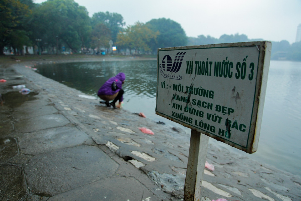 Tại một góc khác của Thủ đô, hồ Giảng Võ thưa thớt người thả cá hơn. (Ảnh: Thành Nguyễn-Hoàng Long/Vietnam+)