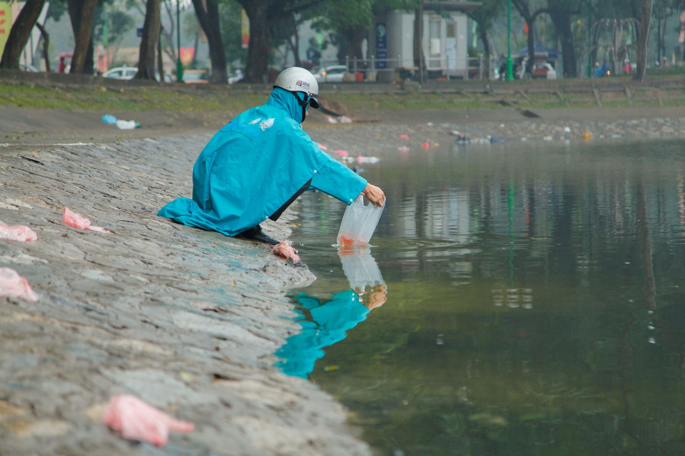 Dọc bờ hồ, rất nhiều túi nilon, rác thải bị người dân bỏ lại sau khi phóng sinh. (Ảnh: Thành Nguyễn-Hoàng Long/Vietnam+)