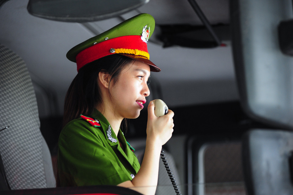 Những nữ chiến sỹ cảnh sát PCCC đứng sau hỗ trợ cho các đồng nghiệp nam là hình ảnh khó quên đối với mọi người. (Ảnh: Minh Sơn/Vietnam+)