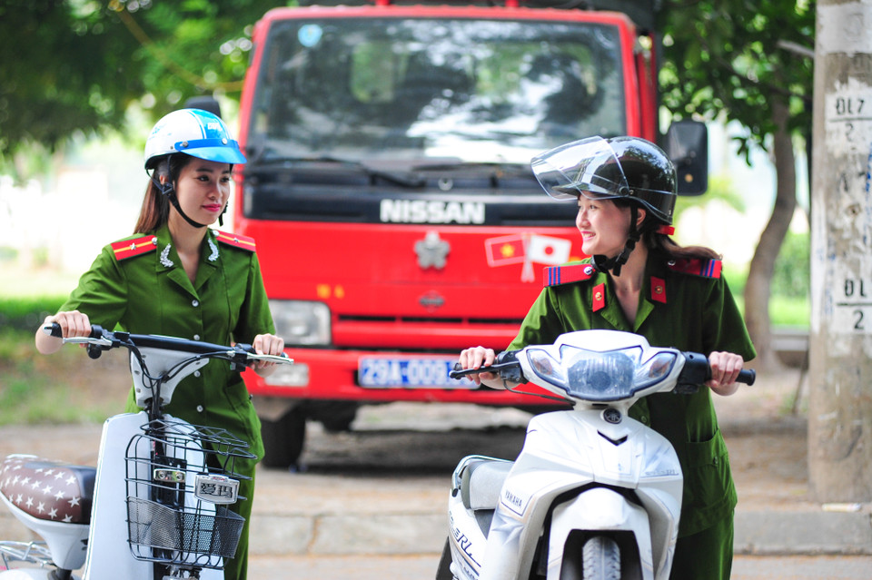 Hai bóng hồng hiếm hoi của Phòng Cảnh sát Phòng cháy chữa cháy số 8, Cảnh sát Phòng cháy Chữa cháy (PCCC) Hà Nội: Thượng sĩ Nguyễn Thị Thanh Hòa và Thiếu úy Nguyễn Thị Phương Thảo. (Ảnh: Minh Sơn/Vietnam+)