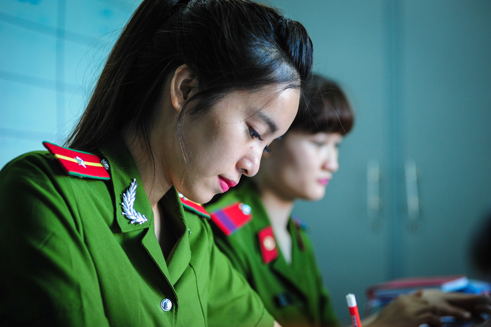 Đại uý Trần Khắc Tuân - Đội trưởng Đội Chữa cháy chuyên nghiệp quận Hoàng Mai - nhận xét: ‘Mặc dù là nữ nhưng 2 đồng chí Hòa và Thảo luôn cố gắng hoàn thành tốt cả nhiệm vụ chuyên môn lẫn nghiệp vụ. Với vẻ bề ngoài thân thiện, 2 nữ đồng nghiệp của chúng tôi còn có nhiều lợi thế trong công tác tuyên truyền với người dân về công tác phòng và chữa cháy.’ (Ảnh: Minh Sơn/Vietnam+)