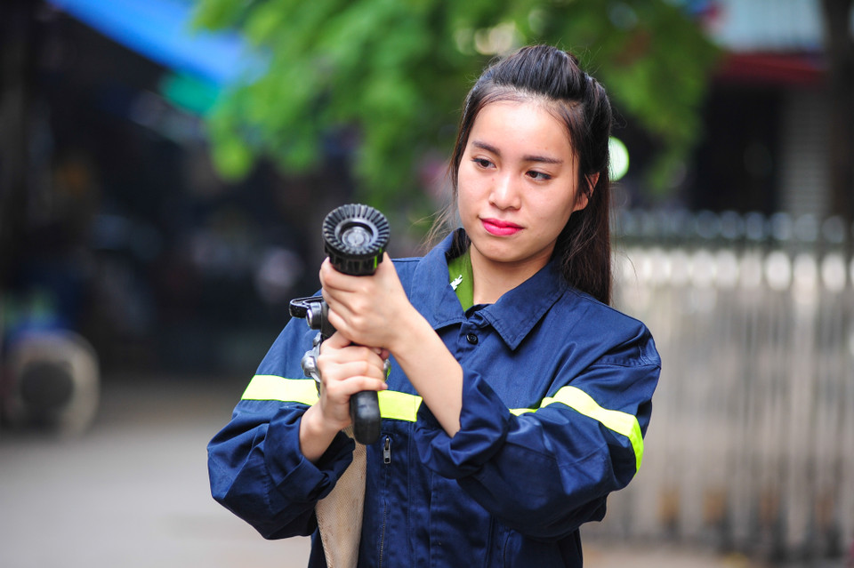 Thiếu úy Nguyễn Thị Phương Thảo lại cho biết: ‘Là nữ giới, em nhận được nhiều sự hỗ trợ của các đồng nghiệp nam trong lúc trực tiếp cứu hộ. Chính vì vậy, trong công việc hàng ngày, em luôn cố gắng hoàn thành công việc được giao để có thể làm giúp thêm một số việc nhỏ nữa cho mọi người.’ (Ảnh: Minh Sơn/Vietnam+)