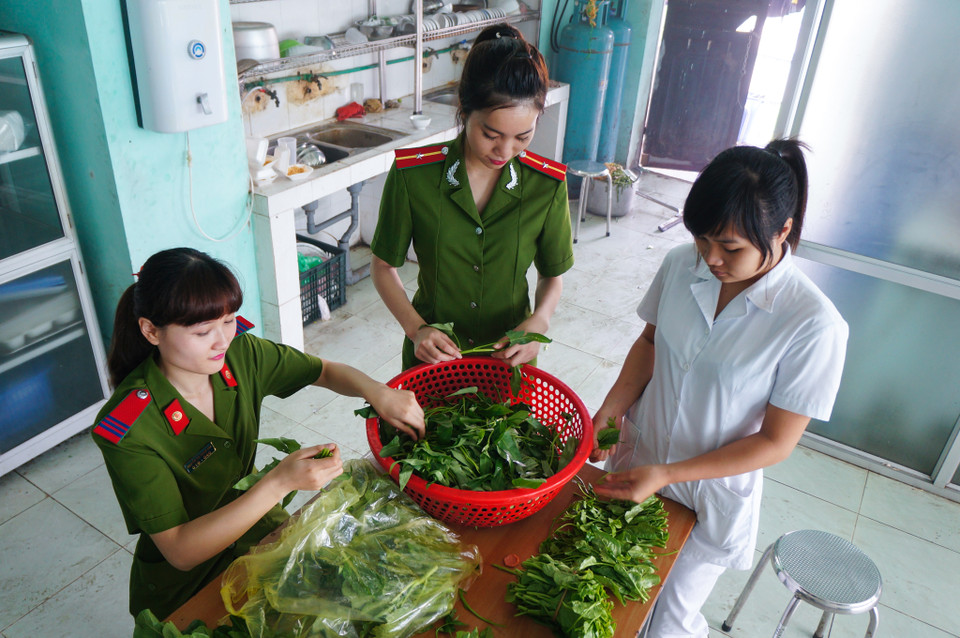 Sau những giờ làm việc căng thẳng, hai cô gái trẻ còn hỗ trợ nhà bếp chuẩn bị đồ ăn cho các đồng nghiệp nam. Đây không chỉ là công việc mà còn là niềm vui của các cô. (Ảnh: Minh Sơn/Vietnam+)