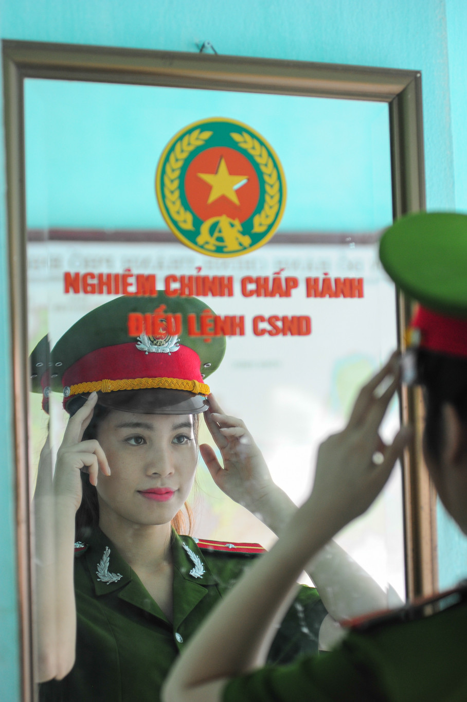 Không giống như suy nghĩ của mọi người về hình ảnh các chiến sĩ Cảnh sát PCCC cao to, nhanh nhẹn trong các đám cháy, những nữ chiến sĩ Cảnh sát PCCC lại toát lên một vẻ đẹp khác lạ. (Ảnh: Minh Sơn/Vietnam+)