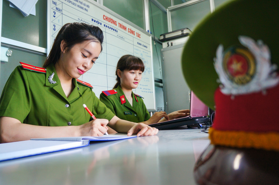 Một ngày làm việc của các cô bắt đầu từ 8 giờ sáng đến 4 giờ chiều nhưng khi xảy ra các vụ cháy, các cô phải ở lại trực. Nhiều hôm khi về đến nhà, đồng hồ đã điểm 12 giờ đêm. (Ảnh: Minh Sơn/Vietnam+)