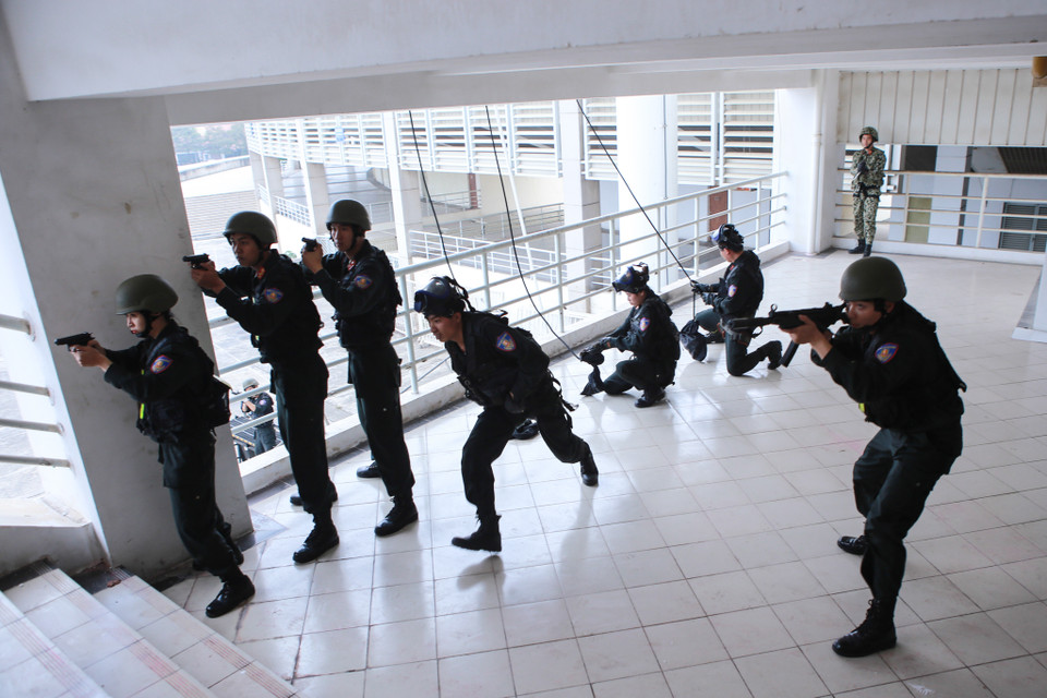 Ngay khi hiệu lệnh tấn công được phát ra, lực lượng cảnh sát đặc nhiệm nhanh chóng hiệp đồng, bất ngờ xông vào khu vực giam giữ con tin. (Ảnh: Minh Sơn/Vietnam+)