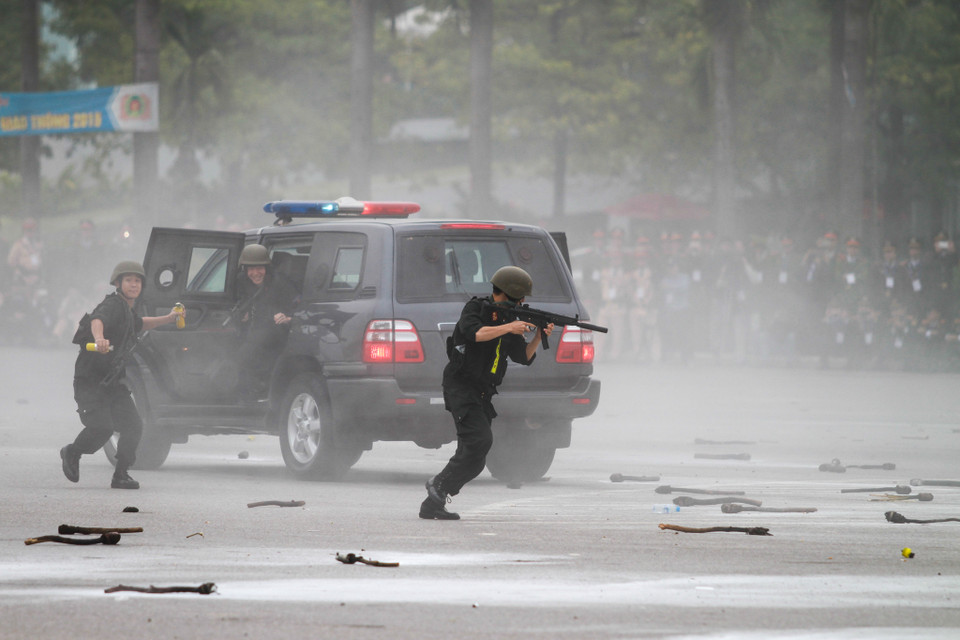 Sáng 7/1, tại quảng trường Sân vận động Quốc gia Mỹ Đình (Hà Nội), Bộ Công an tổ chức các buổi diễn tập phương án bảo vệ Đại hội Đại biểu toàn quốc lần thứ XII của Đảng. (Ảnh: Minh Sơn/Vietnam+)