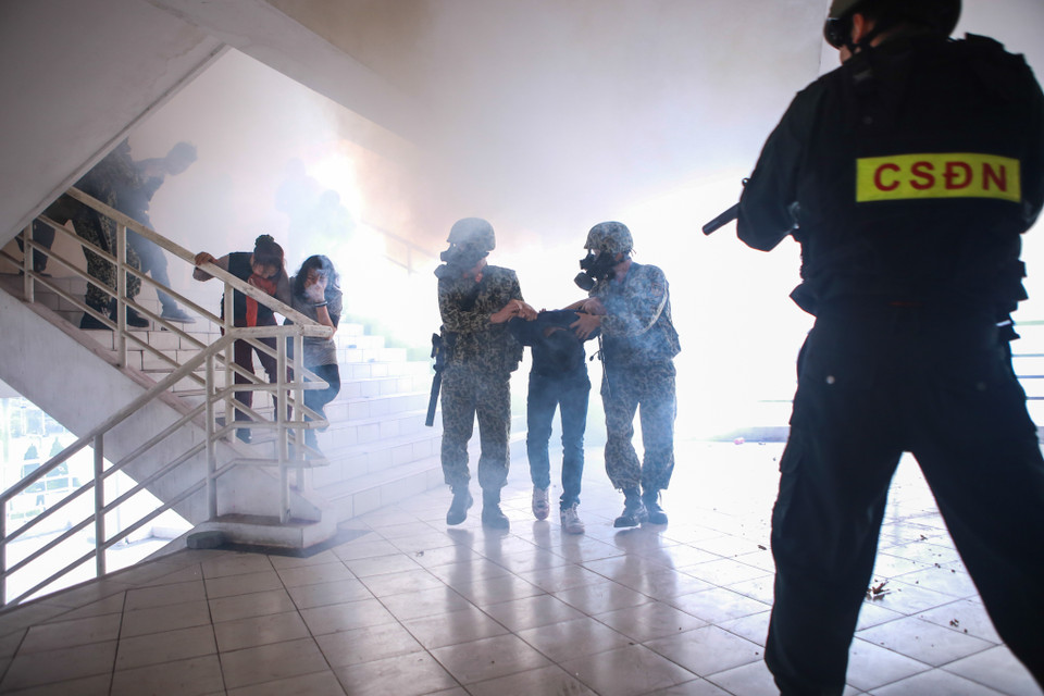 Sau khi ập vào phòng, lực lượng cảnh sát đã bắt giữ được kẻ khủng bố, giải thoát con tin. (Ảnh: Minh Sơn/Vietnam+)