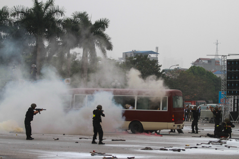 Màn diễn tập chống khủng bố với tình huống giả định khoảng một chục thường dân bị một toán khủng bố có vũ trang bắt làm con tin. Lực lượng cảnh sát đặc nhiệm nhanh chóng khống chế khủng bố và giải cứu con tin thành công. (Ảnh: Minh Sơn/Vietnam+)