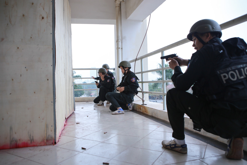 Một nhóm khủng bố trong tình huống giả định khác đã bắt giữ con tin trên tầng 3 một khách sạn. Lực lượng cảnh sát đặc nhiệm nữ phối hợp cùng đồng đội tiếp cận bọn khủng bố. (Ảnh: Minh Sơn/Vietnam+)