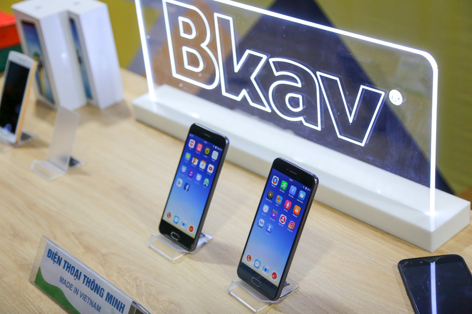 Bphone, một trong những điện thoại Made in Vietnam được trưng bày tại triển lãm. (Ảnh: Minh Sơn/Vietnam+)
