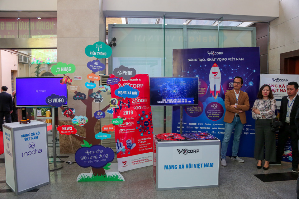 Tất cả các sản phẩm tại triển lãm đều là những thành tựu của các doanh nghiệp Việt Nam. (Ảnh: Minh Sơn/Vietnam+)